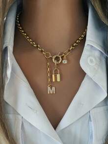 女士金色项链，配有甜甜圈扣，包含字母、圆形和锁形吊坠。时尚吸睛的设计，适合节日或派对佩戴。 - 金色 - 查看 9