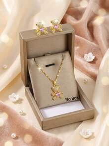 Bộ 2 món gồm mặt dây chuyền hình gấu bông trái tim màu hồng đính đá Cubic Zirconia đáng yêu và bông tai, thích hợp cho bé gái đeo đi dự tiệc và các buổi tiệc chiêu đãi, có thể làm quà sinh nhật hoặc đeo hàng ngày. - Nhiều màu - Xem 7