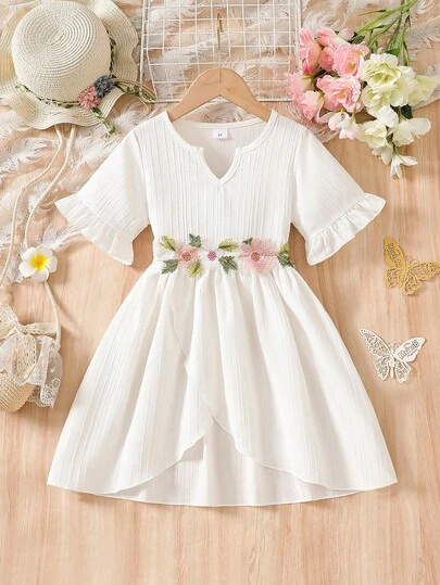 夏季少女休闲连衣裙，V领喇叭袖，荷叶边装饰，纯色简约设计，不对称下摆，时尚简约的女童连衣裙，适合派对、日常穿着、送礼、开斋节等场合。