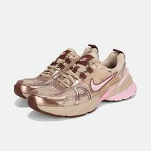 Nike 耐克女士 V2K RUN 休闲运动鞋，低帮 FD0736-115 - 棕色 - 查看 5