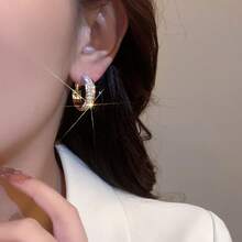 Pair Of Fashionable Hoop Earrings With High-End Feel, Versatile And Unique Earrings, Gold Full Diamond Wide Version Ear Clips, Light Luxury Sparkling Diamond High-End Earrings, Suitable For Daily Life, Banquets/Parties, Weddings, Travel, Vacations, Music Festivals, Beaches, Celebrating Festivals And Other Occasions, Perfect Valentine's Day Gift, Gift Earrings - 金黃色 - 查看 5
