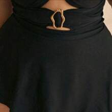 Hepburn-Style Black And Gold Plus-Size Women's Swimsuit Features A Cutout Neckline That Provides Coverage And A Slimming Effect. The Resort-Style Swimsuit Boasts A Classic Black Base With Eye-Catching Metal Buckle Embellishments, Exuding A Simple Yet Luxurious Feel, Effortlessly Creating An Elegant And Retro Hepburn-Inspired Look. - màu đen - Xem 6
