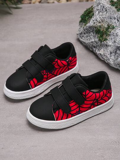 1双男女童休闲运动鞋，魔术贴搭扣，撞色蜘蛛网设计，柔软鞋底，舒适百搭，适合日常穿着、上学和运动。