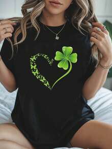 La fusión de suerte y amor, patrón de corazón con trébol y mariposa impresa, camiseta casual de moda para mujeres de talla grande, cuello redondo, primavera verano - Negro - Ver 1