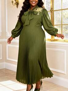 大码女士优雅褶皱长款连衣裙，领口饰有蝴蝶结，长袖设计，适合春季教堂正式场合、婚礼宾客派对等场合穿着。 - 軍綠色 - 查看 2