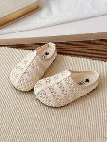 1 đôi dép đi trong nhà cho bé gái, kiểu dáng mới năm 2026, phần trên bằng lưới thoáng khí, đế chống trượt bền chắc, thiết kế tối giản và thời trang. - Màu be - Xem 6