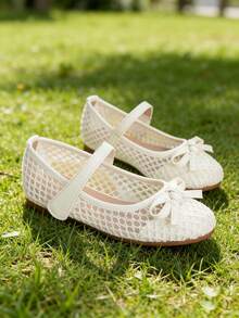 A Pair Of White Girls' Shoes With Bows - Zapatos Para Niña,Kids Shoes,Girls Shoes,Toddler Girl Shoes,Shoes,Shoes Kids Girls,Zapatos De Niña,Girl Shoes,Toddler Shoes,Shoes For Girls,Kids Shoes Girls,Zapatos De Niño,Toddler Shoes Girls,Kids,Girls Dress Shoes,Shoes For Kids Girl,Little Girl Shoes,Girl Shoes For Kids,Flats,Zapatos Para Niñas,Ballet,Ballet Shoes,Dance,Ballet Flats,Pointe Shoes Ballet,Ballerina Shoes,Little Girl Shoes,Mary Jane Shoes Girls,Ballerina Flat Shoes,Girls Mary Jane Shoes,Cheer Shoes,Point Shoes Ballet,Flower Girl Shoes  For Toddler & Little Girls | Ideal For Christmas,Holiday Parties,New Year Celebrations,Weddings,Birthday Parties,Church Events,Outings,Family Gatherings,Special Occasions - 099-62 Trắng - Xem 2