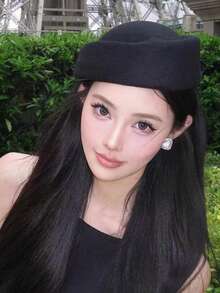 1顶女士复古贝雷帽，羊毛款，适合秋冬季节，低饱和度色彩，完美修饰颈部线条；羊毛款适合搭配西装/外套，缎面款适合搭配春夏连衣裙；饰以羽毛/珍珠，低调优雅；适合办公室、宴会、派对等场合。 - 彩色 - 查看 3