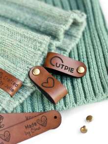 定制编织皮革标签 - 个性化仿皮标签，带铆钉，可印制姓名和心形/花卉图案，多种颜色可选，适用于针织、手工或钩编作品，可用于制作毛线帽、母亲节礼物、父亲节礼物、朋友礼物、手工艺品、装饰吊牌、铆钉固定标签、手工配件、创意用品。 - 多色 - 查看 6