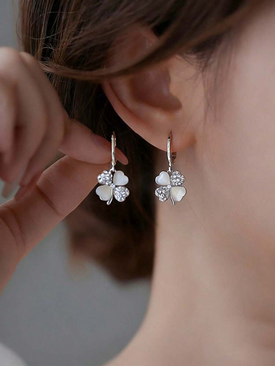 一对简约别致的猫眼石水钻花朵耳环，设计精致优雅，适合女性日常及节日佩戴。 - 銀色 - 查看 1