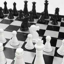 Mini magnetisches Schachset, faltbares magnetisches Plastik-Schachbrett-Spiel, tragbares Spielzeug, tragbar für Outdoor - Schwarz und Weiss - Übersicht 5