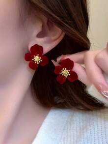 一对植绒花朵耳钉，优雅简约风格，适合年轻女孩佩戴 - 酒紅色 - 查看 2