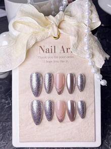 Bộ 10 móng giả ngắn thủ công, kiểu Pháp, hình hạnh nhân, màu nâu, vàng, bạc, được làm từ gel kéo tay với hiệu ứng kim loại, mang phong cách Pháp tinh tế nhưng sang trọng, là sự lựa chọn hàng đầu cho phái nữ và các bạn gái trong mùa thu. Bộ sản phẩm bao gồm dụng cụ chăm sóc móng. - Bạc - Xem 4