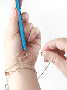 1pc Bracelet Wearing Assist Tool, Bracelet Clasp Hook Assist Tool For Wrist Bracelet Wearing, Bracelet Wearing Assist Device, Bracelet Clasp Hook Assist Tool, Metal Bracelet Assist Tool, Self-Wear Jewelry Tool - Multicolor - View 1