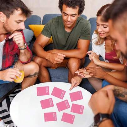 便携式休闲桌游卡牌，多人互动真心话大冒险卡牌，适合情侣休闲桌游，趣味问题和挑战卡牌，适合室内/室外快节奏桌游，朋友、家人、学校、旅行、聚会等场合皆宜。