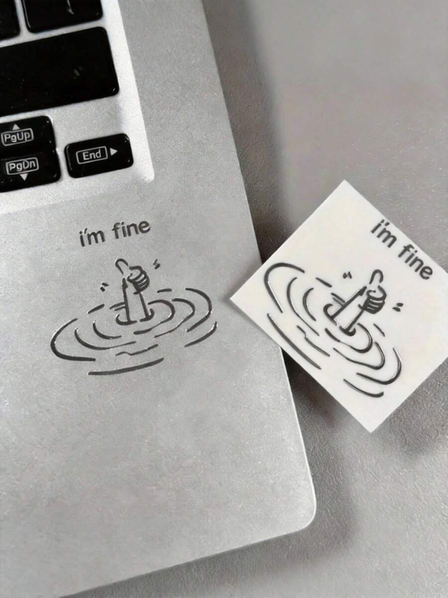 1/3 件 I'm Fine 趣味讽刺金属贴纸 - 防水光面纸笔记本电脑贴花，带有幽默的“I'm Fine”设计，易于剥离和粘贴，适用于 DIY 科技配件（一次性使用）