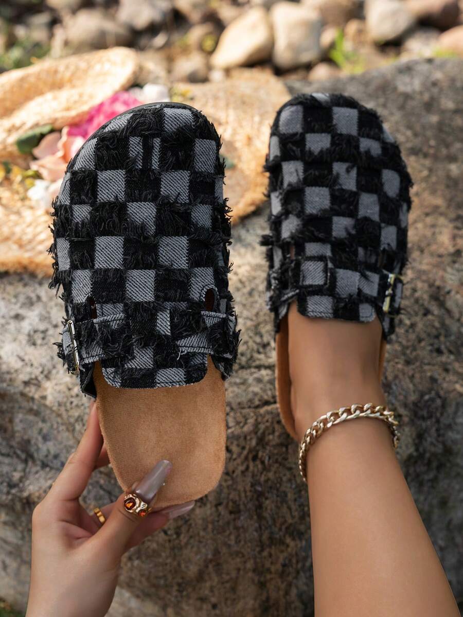 Dép lê nữ kiểu dáng thường ngày, màu trơn, chất liệu da lộn, có cả phiên bản lót giữ nhiệt và không lót giữ nhiệt.