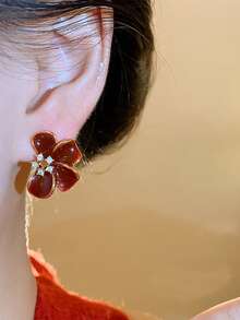 1 Pair Burgundy Glazed Petal Stud Earrings For Women, Unique & Stylish, High-End Fashion Earrings - Red - View 4
