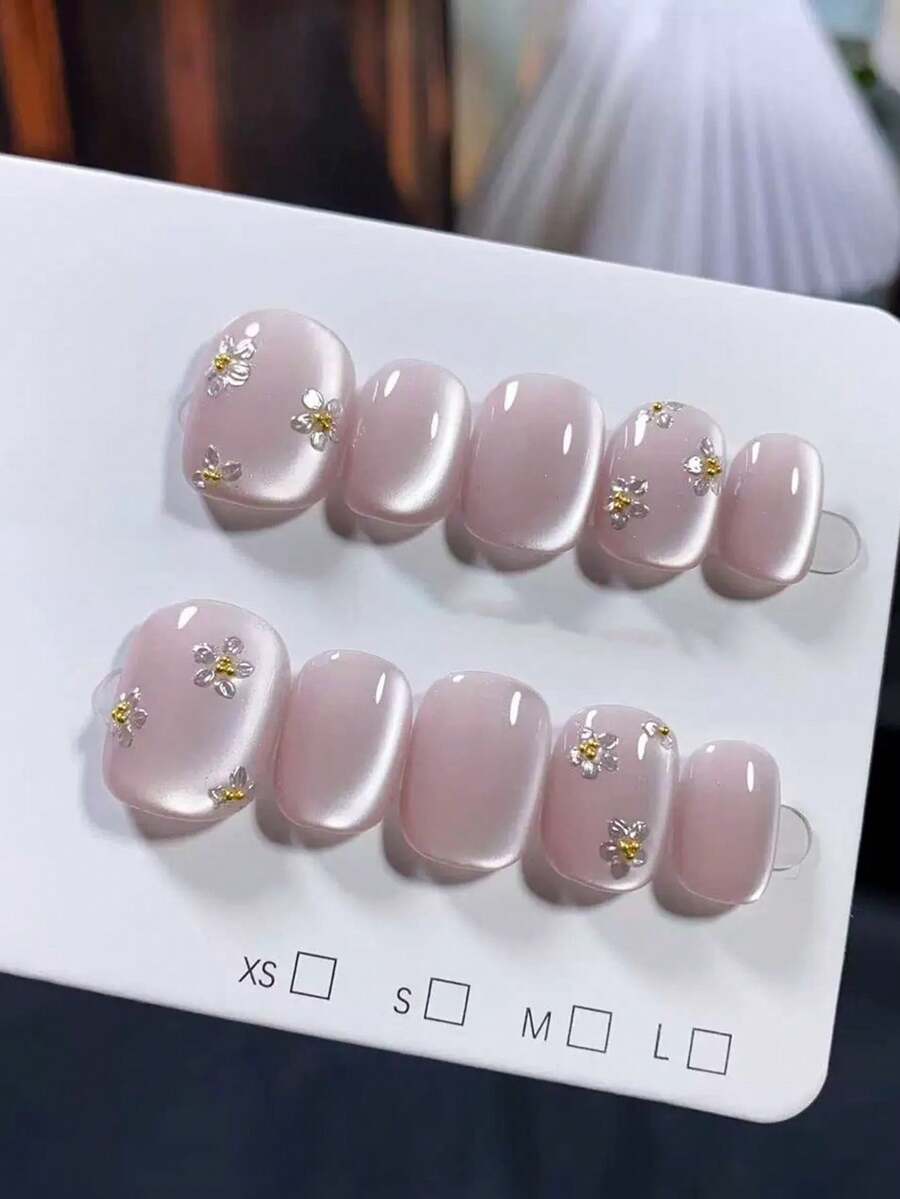 10片纯手工制作美甲贴片，适合短指甲、中指甲、椭圆形和杏仁形指甲，粉色系，温柔飘逸风格，粉色猫眼美甲贴片，饰有手绘金属花朵和碎钻点缀，简约精致优雅，适合女性和女孩，春夏秋冬节日派对及日常生活佩戴。 - 粉色 - 查看 1