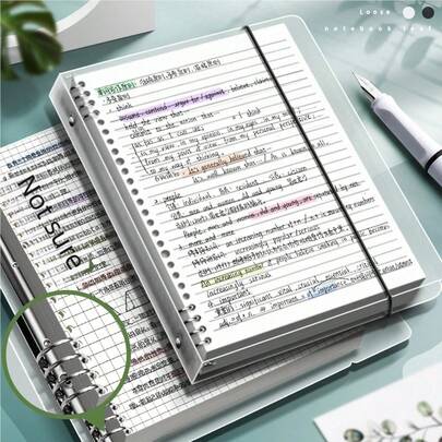 Caiet A4 cu foi libere, design ergonomic inelar pentru a evita presiunea mâinii, scriere plată. Hârtie scrisă față-verso groasă de 80 g, cu grilă și pagini liniate, potrivită pentru notițe, învățare și planificare. Coperta transparentă din PP protejează paginile și păstrează fișierele ordonate. Designul cu foi libere ușor de deschis și închis permite adăugarea sau îndepărtarea liberă de pagini. Potrivit pentru școală, birou, pregătirea examenelor, notițe zilnice și rechizite pentru întoarcerea la școală.