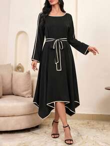 Vestido feminino de primavera/verão, em blocos de cores damasco e preto, com decote em V – Barra assimétrica, cinto com nó em cor sólida, silhueta em A, ombros raglan, modelagem que afina a silhueta, ideal para férias casuais e com elegância sofisticada. - Preto - Ver 6