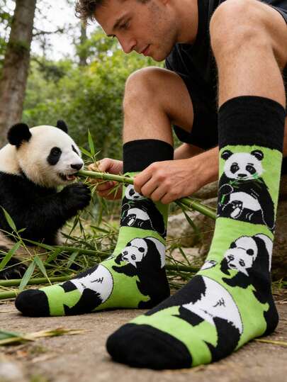 1双男女通用卡通熊猫图案中筒袜，时尚百搭的运动/户外袜，适合所有季节，情侣款