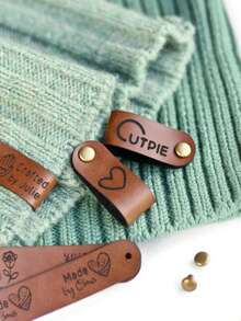 定制编织皮革标签 - 个性化仿皮标签，带铆钉，可印制姓名和心形/花卉图案，多种颜色可选，适用于针织、手工或钩编作品，可用于制作毛线帽、母亲节礼物、父亲节礼物、朋友礼物、手工艺品、装饰吊牌、铆钉固定标签、手工配件、创意用品。 - 多色 - 查看 3