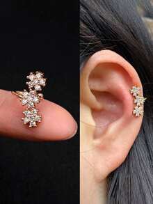 一对优雅时尚的18K镀金闪亮立方氧化锆樱花几何银色耳夹耳环，女士无耳洞星形花朵耳夹耳环，假耳骨耳环，婚礼派对日常首饰，可调节 - 金色 - 查看 4
