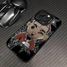 Personaje animado con un estilo y fondo geniales. Esta elegante funda es compatible con los modelos  17, 16, 15, 14 Pro Max, 13, 12, 11, XR y XS Plus. Fabricada en TPU flexible, resistente a golpes y arañazos, ofrece una excelente protección contra caídas y un agarre cómodo. Es un regalo ideal para familiares, amigos y seres queridos, y una opción perfecta para festivales. - Negro - Ver 1
