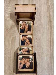 Cajita de Fotos de Recuerdo–Amor que se Despliega (Incluye 1 pieza). Celebra este 14 de febrero con un detalle que guarda los momentos más especiales, está cajita de fotos tipo resorte en MDF es un regalo único y lleno de sentimiento. Al abrirla, las fotos se despliegan una a una, recordando cada sonrisa, abrazo y momento compartido como una hermosa historia de amor. - 1PC - Ver 1