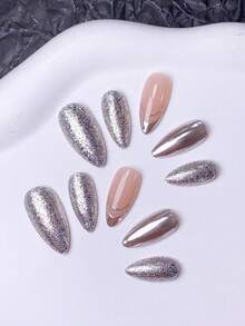 Bộ 10 móng giả ngắn thủ công, kiểu Pháp, hình hạnh nhân, màu nâu, vàng, bạc, được làm từ gel kéo tay với hiệu ứng kim loại, mang phong cách Pháp tinh tế nhưng sang trọng, là sự lựa chọn hàng đầu cho phái nữ và các bạn gái trong mùa thu. Bộ sản phẩm bao gồm dụng cụ chăm sóc móng. - Bạc - Xem 5