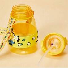 Bình nước nhựa MINISO họa tiết Minions hoa lá, có quai đeo và nắp bật, hình hoạt hình dễ thương, dung tích lớn, thích hợp cho hoạt động ngoài trời, thể thao, quà tặng Giáng sinh và sinh nhật, 800ml/27.05oz. - Màu vàng - Xem 9