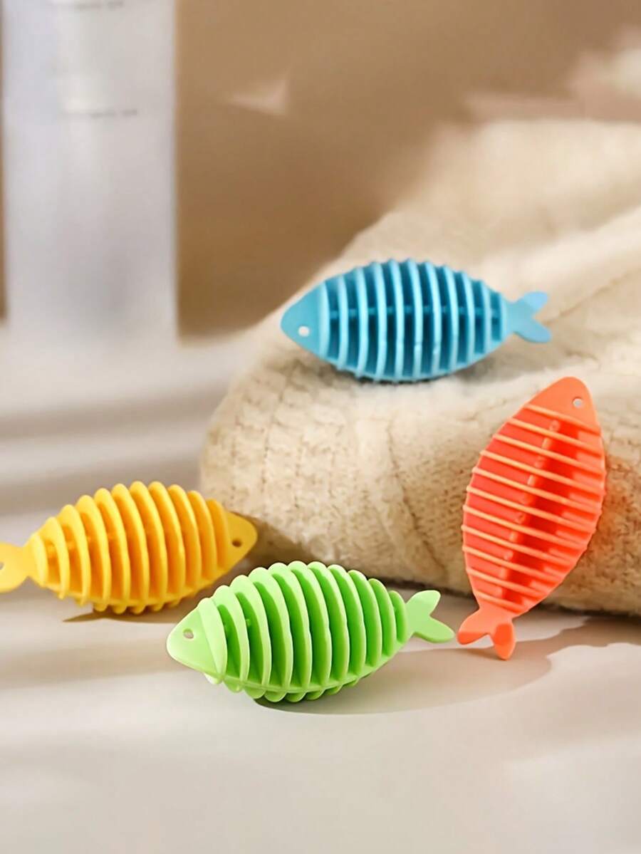 Bộ 4 quả bóng giặt hình cá dễ thương và xinh xắn, giúp quần áo không bị rối, nhẹ nhàng với vải, thích hợp sử dụng tại nhà và khi đi du lịch.