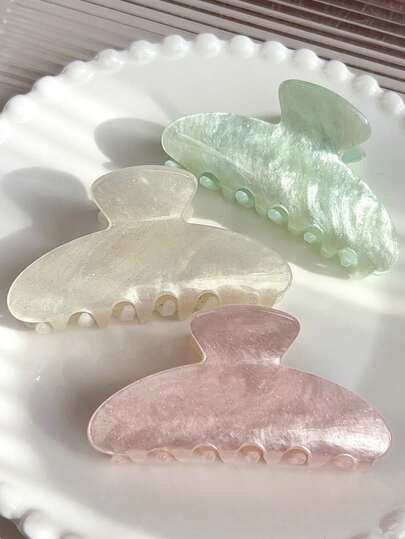 3个简约优雅半圆形亮面发夹，暖色调大理石纹粉色发饰，适合休闲和下午茶场合，是秋冬季度假装扮的理想之选。