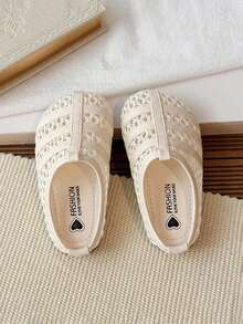 1 đôi dép đi trong nhà cho bé gái, kiểu dáng mới năm 2026, phần trên bằng lưới thoáng khí, đế chống trượt bền chắc, thiết kế tối giản và thời trang. - Màu be - Xem 3