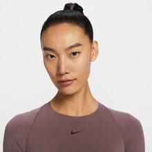 Nike 女士 AS W NK DF UNVRSA SS TOP SNL 短袖针织圆领短袖T恤 TIO1272-502 - 紫色 - 查看 3