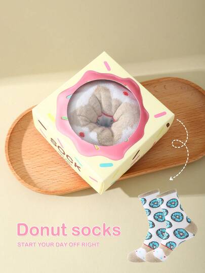 一双新奇多彩甜甜圈中筒袜礼盒装，春夏新款男女通用运动袜，创意十足的食物灵感设计，针织面料，加长加厚，柔软舒适，生日、情人节、复活节、斋月、狂欢节、约会、派对等场合的必备礼物，个性时尚，日常休闲穿着也十分合适。