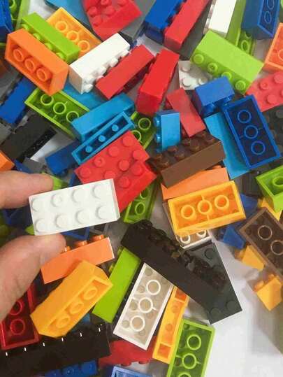 A 1000-Piece Building Set, It Is An Educational And Entertaining Toy Suitable For Children. It Can Be Used As A DIY Creative Component And The Colors Are Random.