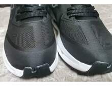 这款时尚休闲跑步鞋采用 Cloudzone 缓震减震技术，低帮厚底设计 - 黑色 - 查看 4