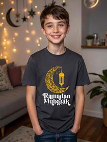 Kaos Anak Laki-Laki Kasual Longgar dengan Motif Teks Arab dan Lentera Bulan Sabit, Lengan Pendek, Kerah Bulat - Cocok untuk Sekolah, Aktivitas Luar Ruangan, Pakaian Musim Semi/Panas, dan Liburan Ramadan - Dark Grey - View 8