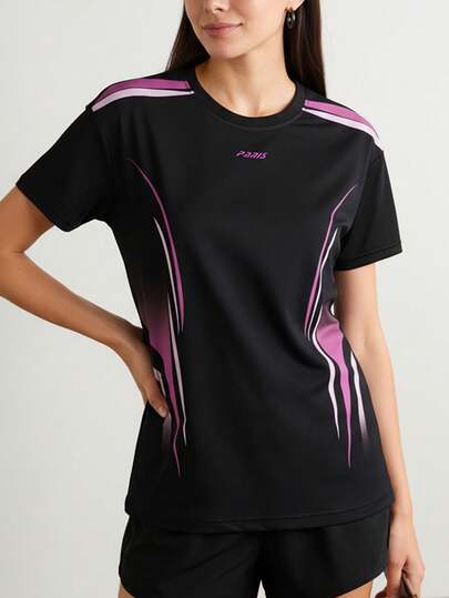 女士速干运动T恤，“PARIS”字母印花搭配粉色抽象条纹，适合健身房和锻炼