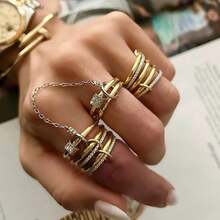 1枚全新时尚设计链式混搭金属戒指，镶嵌立方氧化锆，时尚百搭，男女皆宜。适合日常佩戴、派对、音乐节、生日、情人节等场合，也是一份贴心的珠宝礼物。 - 金色 - 查看 1