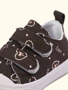 1双女童咖啡色帆布鞋，印有字母和爱心图案，双魔术贴设计，柔软平底，易于穿脱，圆头，甜美可爱风格，适合日常户外活动、运动、朋友聚会以及上学/情人节穿着（图案随机） - 咖啡棕 - 查看 7