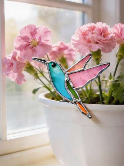 1件彩色蜂鸟花园装饰品，彩色玻璃蜂鸟插杆装饰，适用于窗台、花盆装饰、春夏家居美化、阳台/庭院景观、客厅窗台展示、家居装饰和摄影背景，也是日常和季节性场景的精美礼物和装饰品。