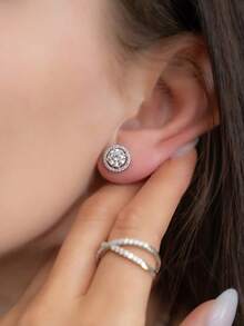 一对 0.5克拉 S925 纯银圆形镶嵌莫桑石耳钉，精致闪亮，女士珠宝礼物，精美婚礼新娘珠宝 - 圓包莫桑耳釘 - 查看 4