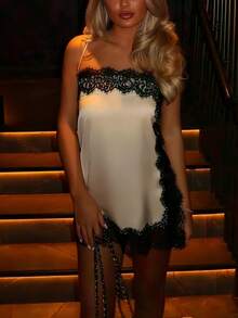 Women Y2k Floral Lace Trim Satin Camisole Top Spaghetti Strap Square Neck Side Split Silk Cami Tank Tops Summer Sleeveless Loose Fit Vest Shirts Cute Elegant Party Club Going Out Tops Sexy Coquette Clothes Streetwear Lounge Sleepwear Layering Top - Đen và trắng - Xem 1