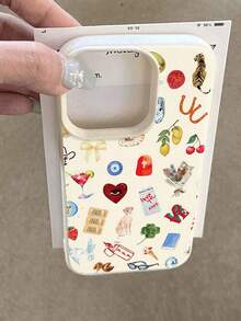 Ilustraciones variadas en acuarela de diversos objetos y símbolos. Esta elegante funda es compatible con los modelos  17, 16, 15, 14 Pro Max, 13, 12, 11, XR y XS Plus. Fabricada en TPU flexible, resistente a golpes y arañazos, ofrece una excelente protección contra caídas y un agarre cómodo. Es un regalo ideal para familiares, amigos y seres queridos, y una opción perfecta para festivales. - Blanco - Ver 5