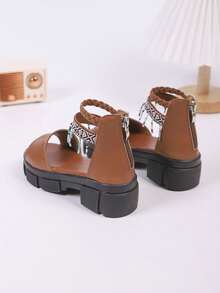 1 đôi sandal cao gót thời trang bằng da PU cho bé gái, kiểu dáng trơn màu, có tua rua, phù hợp với phong cách đường phố sành điệu của các bé gái, sandal cao gót thời trang. - màu nâu - Xem 3
