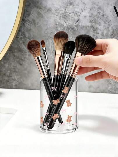一款可爱的蝴蝶结和小熊图案化妆刷收纳盒，采用透明亚克力材质，适用于梳妆台，可收纳口红、眉笔、眼影刷和其他化妆刷。