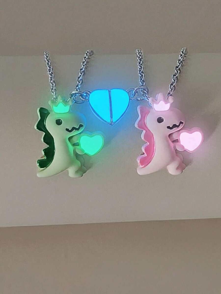 2件套夜光情侣/友谊项链套装，发光爱心、皇冠、恐龙设计，休闲情侣饰品，适合日常佩戴和情人节礼物 - 彩色 - 查看 1